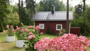 Punamultainen pihasauna tarjoaa rentouttavat löylyt ja peseytymishetket. Saunalla on myös takkahuone ja eteinen sekä wc. Ulkona on mukava vilvoittella löylyttelyn lomassa.